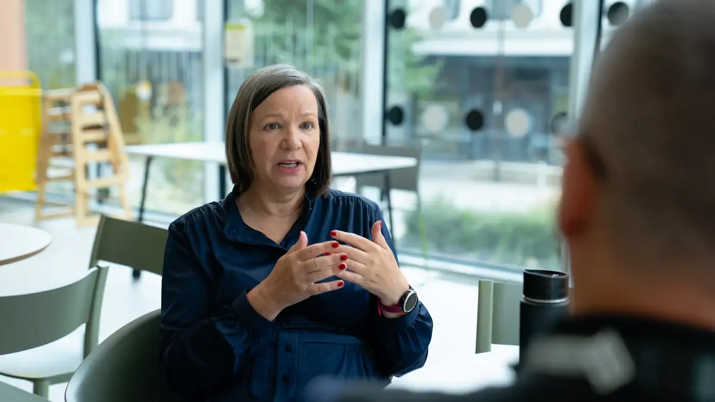 Senior consultant coaching a colleague across a table